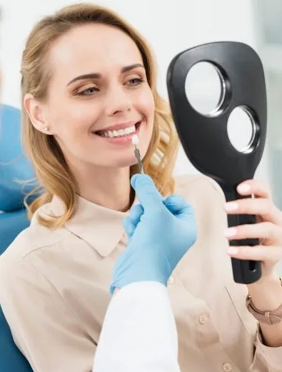 Women_Looking_in_the_mirror